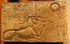 Фараон Эхнатон в образе Сфинкса в лучах Бога Атона